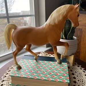 Beyer Elegant palomino Horse Figurine EUC